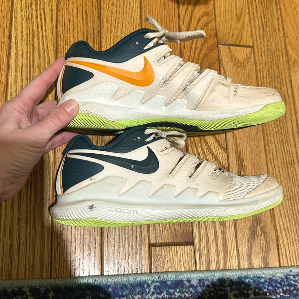 Gently used women’s Nike zoom 7.5 court shoe. Great for tennis/pickleball.